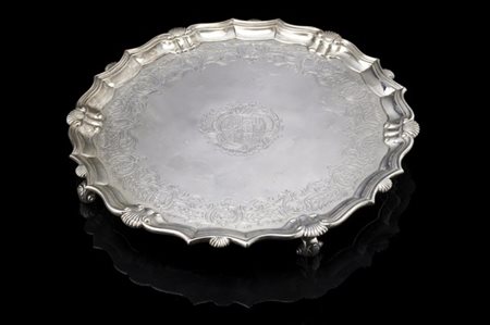 Salver in argento inciso nel cavetto da mascheroni e valve di conchiglia entro