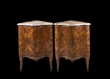 Coppia di angoliere di forma mossa a due ante lastronate in varie essenze, file