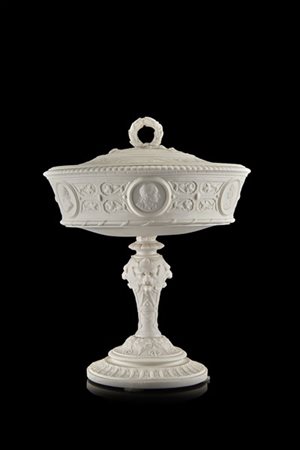 Alzata con coperchio in biscuit decorato a fiori e foglie e medaglioni con prof