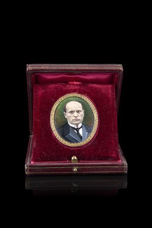 Ritratto di Benito Mussolini databile al 1923. Miniatura da viaggio ovale dipin