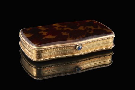 Tabacchiera con coperchio a fondello in lastra di tartaruga. Il resto della str