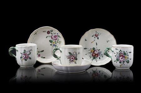 Manifattura del secolo XVIII. Tre tazzine con piattino a bordo mosso e profilat