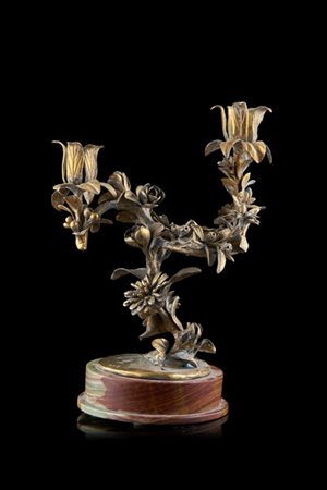 Candelabro a due fiamme in argento dorato con portacandela a ramo fiorito. Tito