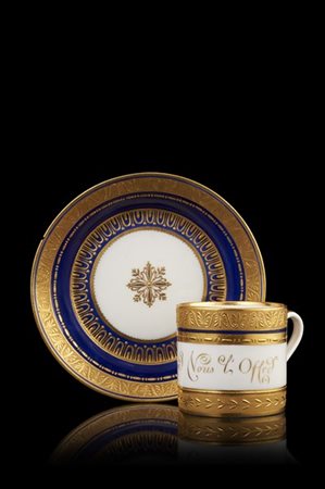 Manifattura di Capodimonte, secolo XIX. Tazzina da caffè con piattino a fondo b