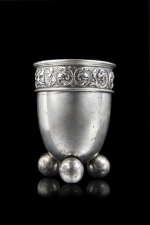 Vaso in argento con fascia decorata a foglie e mascheroni. Piedini a sfera, pun