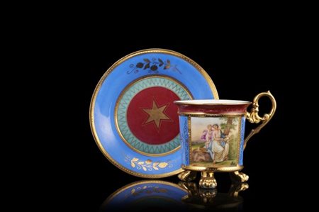 Manifattura di Vienna, secolo XIX. Tazza con piattino in porcellana a fondo blu