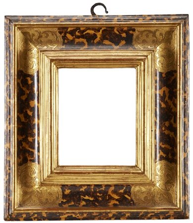 Cornice in legno intagliato e dorato, laccato a finta tartaruga e decorato negl
