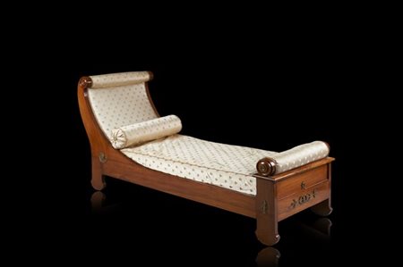 Dormeuse lastronata con montanti mossi. Fianchi e pediera decorati da applicazi