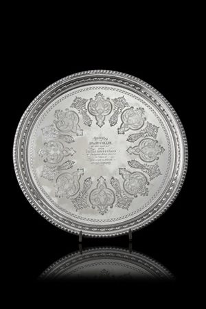 Salver in argento con bordo decorato a piccole bugnature e campanule, cavetto i