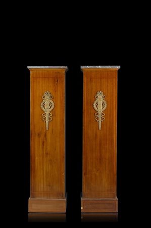 Coppia di plinti lastronati e filettati con applicazioni in metallo dorato raff