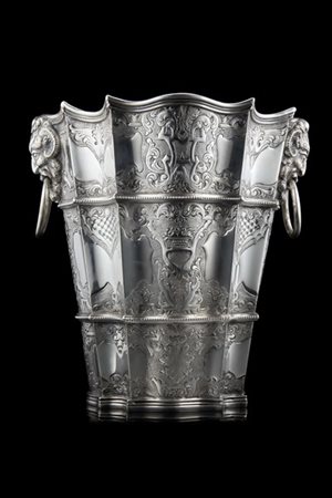 Rinfrescatoio biansato di forma sagomata in argento inciso a volute fogliate e