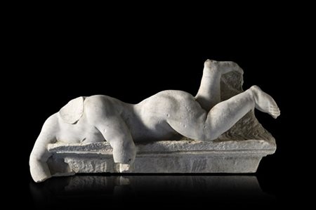 Scultore romano, secolo XVII "Figura distesa" in marmo (cm 113x52) (difetti e m