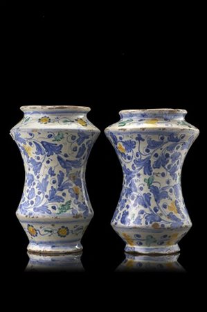 Manifattura di Caltagirone, secolo XIX. Due albarelli in maiolica dipinti in po