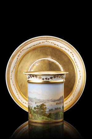 Manifattura di Vienna, secolo XIX. Tazza a fondo oro in porcellana con riserva