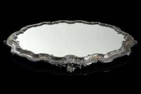 Centrotavola con fondo a specchio e cornice in argento decorato a volute e roca