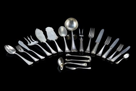 Servizio di posate in argento composto da: dodici coltelli grandi e piccoli, do