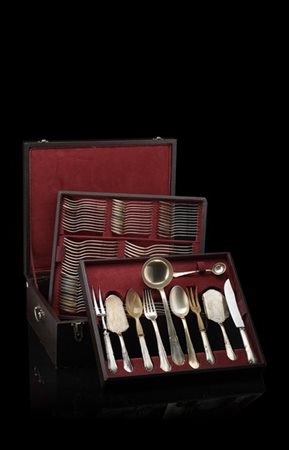 Servizio di posate in argento composto da: dodici coltelli grandi e piccoli, do