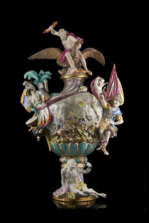 Manifattura di Meissen, fine secolo XIX. Vaso biansato in porcellana dipinta in