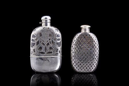 Due fiasche in argento e vetro a decori differenti (h. max cm 16,5) (lievi dife