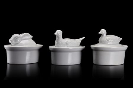 Gruppo di tre contenitori in porcellana bianca. Prese dei coperchi ad animali a