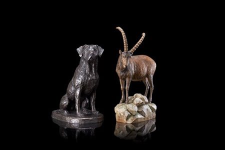 Scultura in resina raffigurante cane unita ad una in legno raffigurante stambec