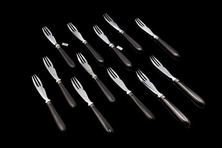 Gruppo di dodici forchette in acciaio con prese in corno. Milano, Lorenzi. In c