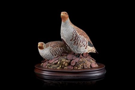 Arte scozzese, secolo XX "Coppia di starne" gruppo in resina policroma (cm 13x3