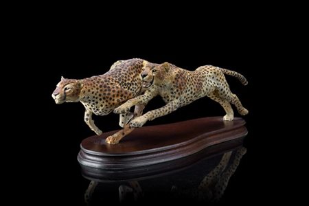 Arte scozzese, secolo XX "Ghepardi" scultura in resina policroma (cm 55x15) (di