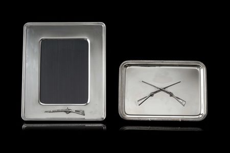 Portafoto in lamina d'argento ed uno svuotatasche decorati in rilievo a fucili.