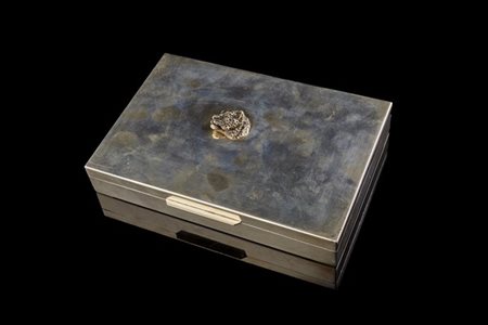 Scatola portasigarette in argento a corpo liscio decorata con testa di ghepardo