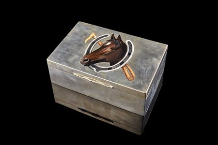 Scatola portasigarette in argento a corpo liscio decorata con smalti a soggetto