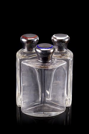 Tre fiasche in vetro con tappi in argento e smalti. Londra, 1901. Argentiere GA