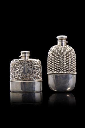 Due fiasche in vetro e argento sbalzato a motivi differenti. Sterling, punzoni