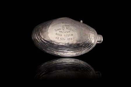 Fiasca in metallo argentato con dedica datata 28 novembre 1889. Stati Uniti. Ar