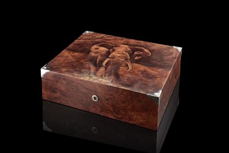Scatola portasigari in legno con coperchio decorato da raffigurazione di elefan