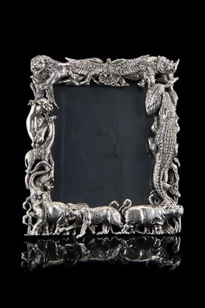 Cornice in argento decorato con animali in rilievo. Titolo 800. Argentiere Giov