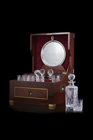 Bar da viaggio in custodia in mogano composto da otto bicchieri, quattro bottig