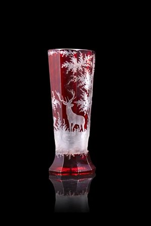 Manifattura di Boemia, secolo XIX. Vaso con corpo sfaccettato decorato all'acid