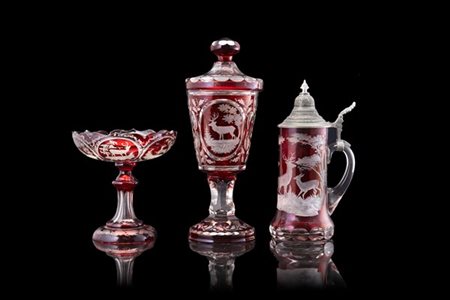 Manifattura di Boemia, secolo XX. Un'alzata, un vaso con coperchio ed un boccal