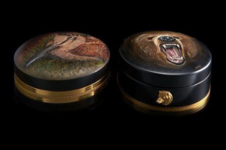 Coppia di scatole in legno intagliato raffiguranti ritratti di orso e beccaccia