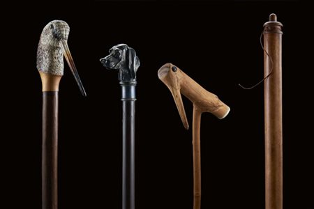 Quattro bastoni da passeggio, due con presa a testa di beccaccia a tutto tondo,