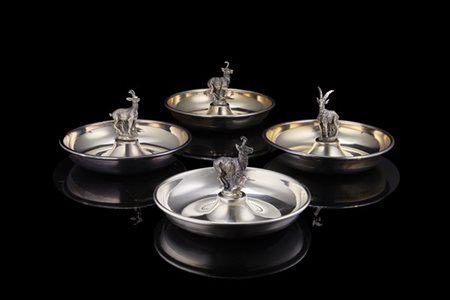 Quattro posacenere in argento sormontati da camosci e stambecchi a tutto tondo.