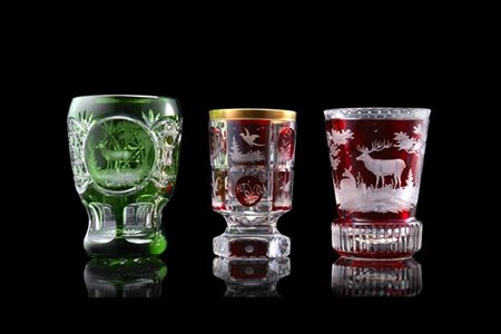 Manifattura di Boemia, fine secolo XIX. Gruppo di tre calici in vetro incisi a