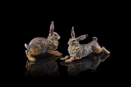 Manifattura austriaca, secolo XX "Lepri" due sculture in bronzo decorato in pol