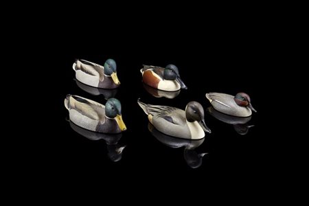 Gruppo di cinque sculture decorate a smalti policromi raffiguranti diverse spec