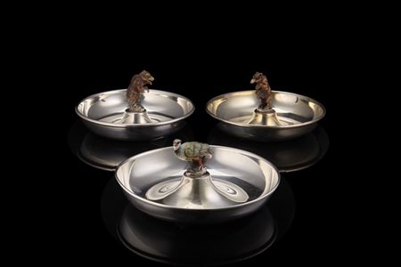 Tre posacenere in argento sormontati da orsi e pernice smaltati a tutto tondo.
