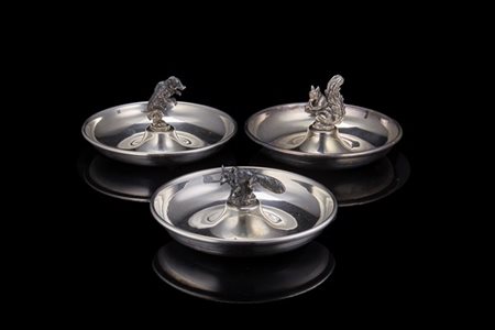 Tre posacenere in argento sormontati da volpe, orso e scoiattolo a tutto tondo.