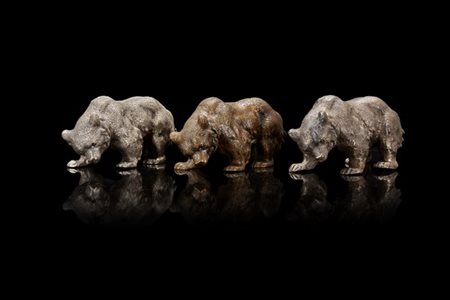 Gruppo di tre sculture raffiguranti orsi, di cui due in argento e una in bronzo