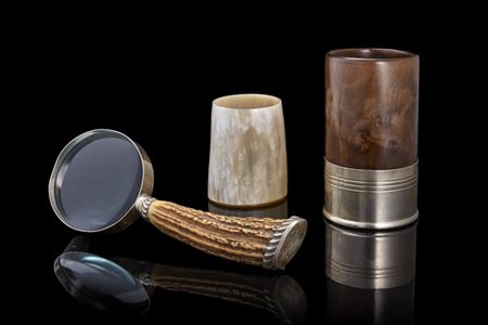 Lente da tavola in corno e argento unita ad un portapenne a bossolo in legno e