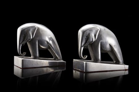 Coppia di fermalibri in alluminio pressofuso raffiguranti elefanti in stile déc